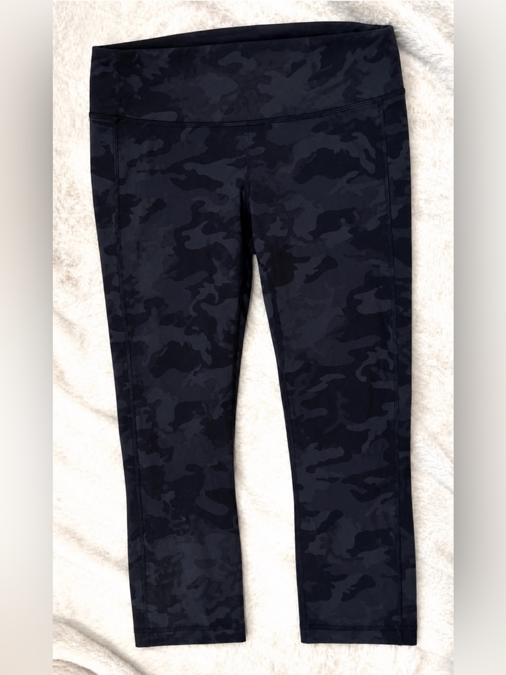 Lululemon Size 10 Black Grey Camo Cropped Leggings w/ Pockets